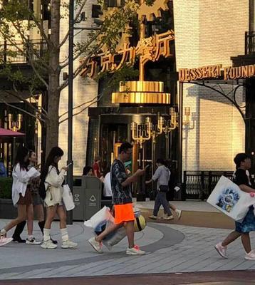 王思聰攜新女友吃火鍋，貼心夾菜引關(guān)注，女方清純撞臉章澤天